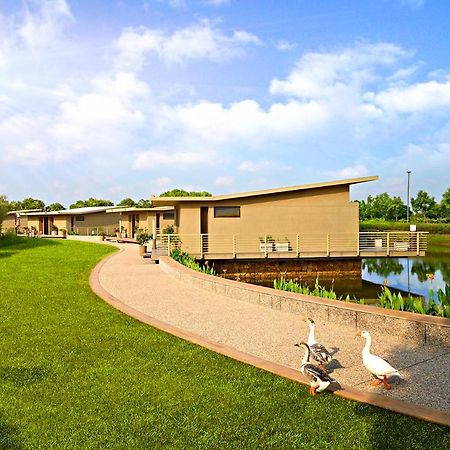 Life At Repose- Lake Villas Resort & Club Chor Warodra 외부 사진