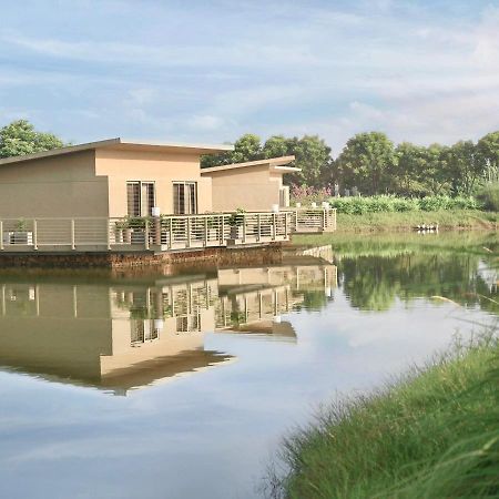 Life At Repose- Lake Villas Resort & Club Chor Warodra 외부 사진