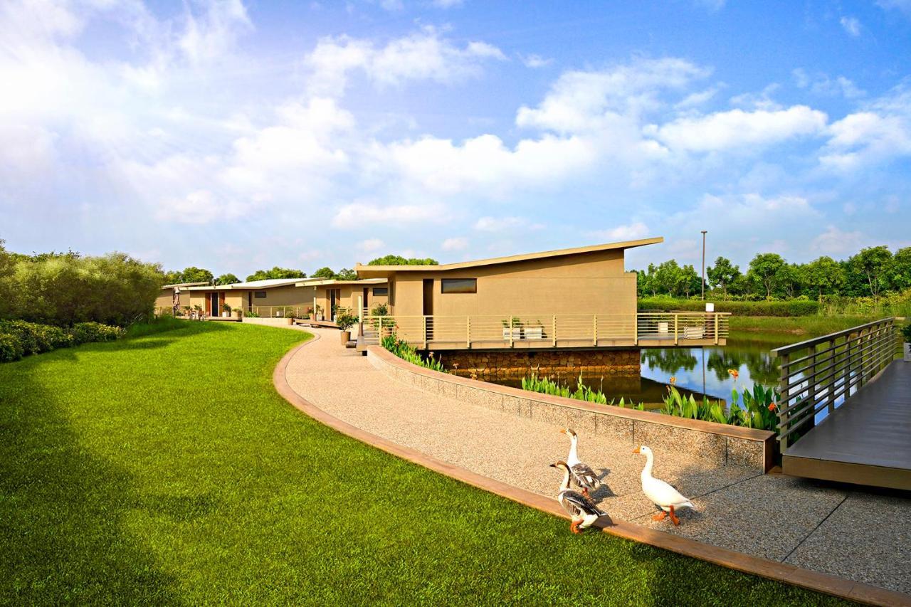 Life At Repose- Lake Villas Resort & Club Chor Warodra 외부 사진