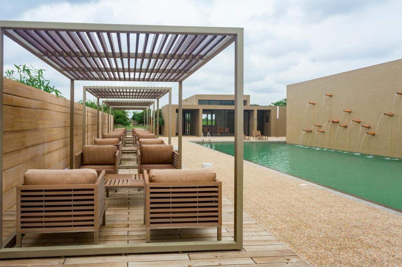 Life At Repose- Lake Villas Resort & Club Chor Warodra 외부 사진