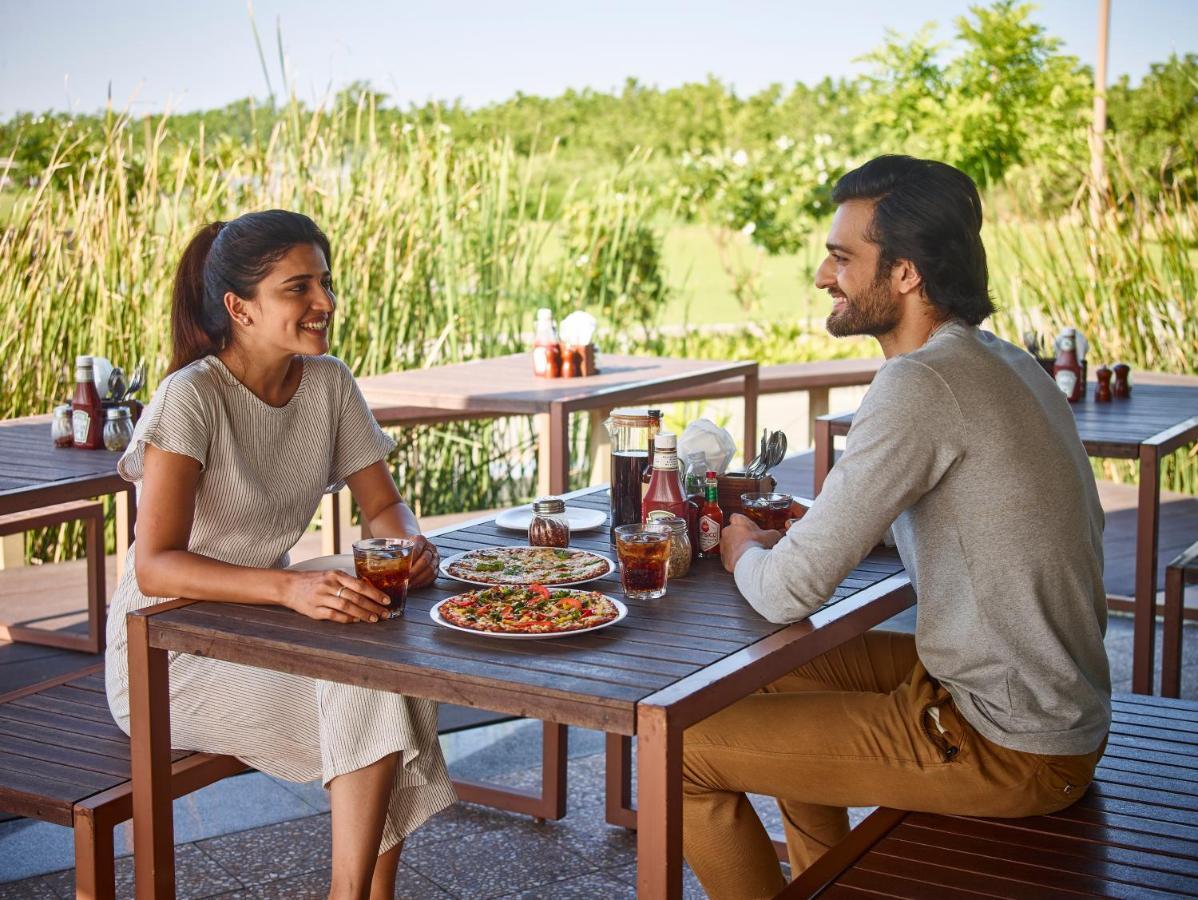 Life At Repose- Lake Villas Resort & Club Chor Warodra 외부 사진