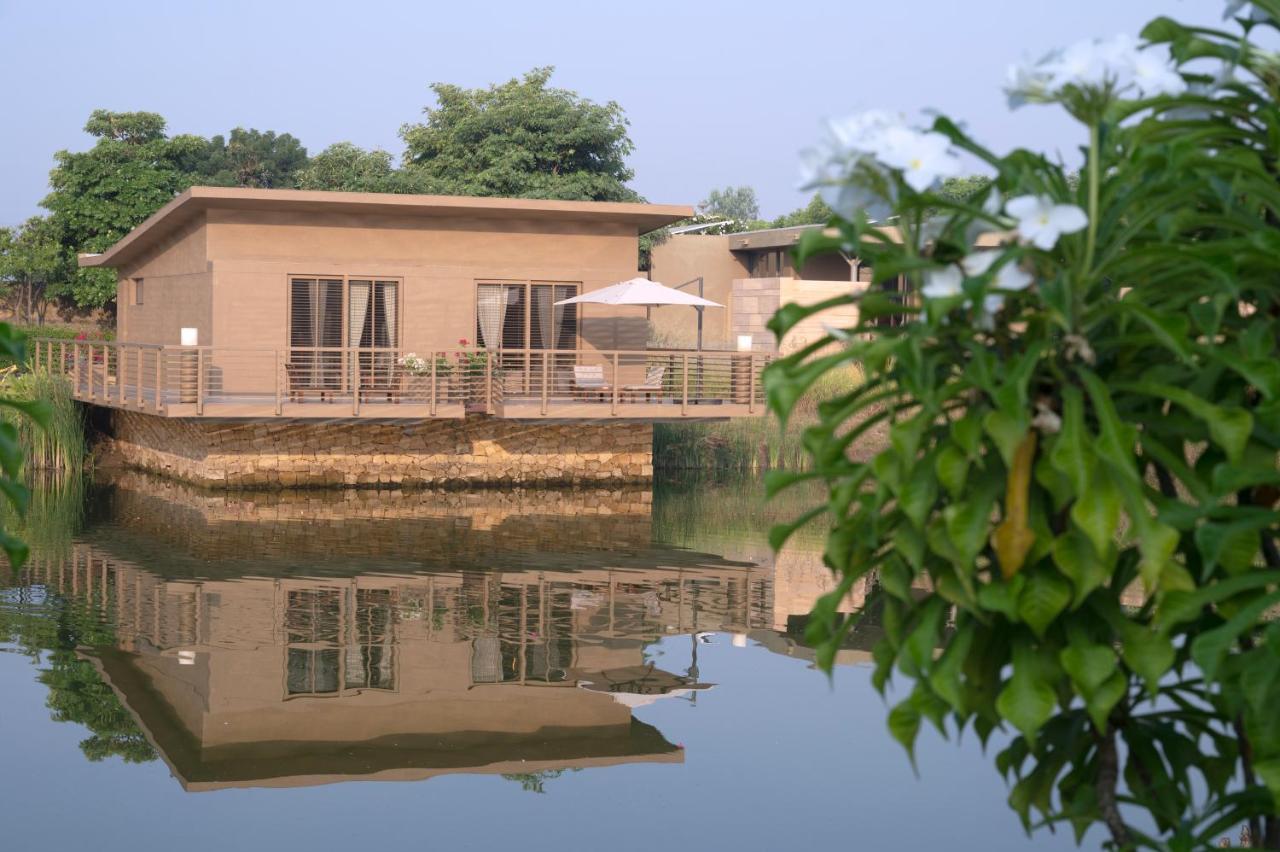 Life At Repose- Lake Villas Resort & Club Chor Warodra 외부 사진