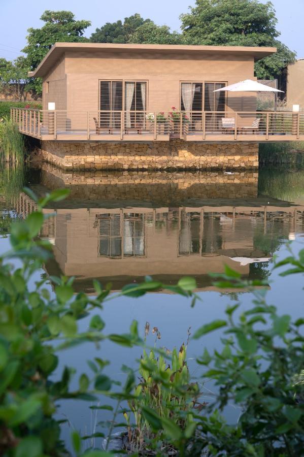 Life At Repose- Lake Villas Resort & Club Chor Warodra 외부 사진