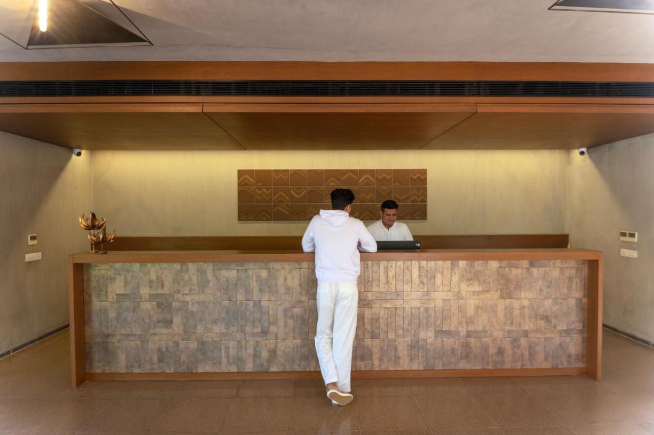 Life At Repose- Lake Villas Resort & Club Chor Warodra 외부 사진