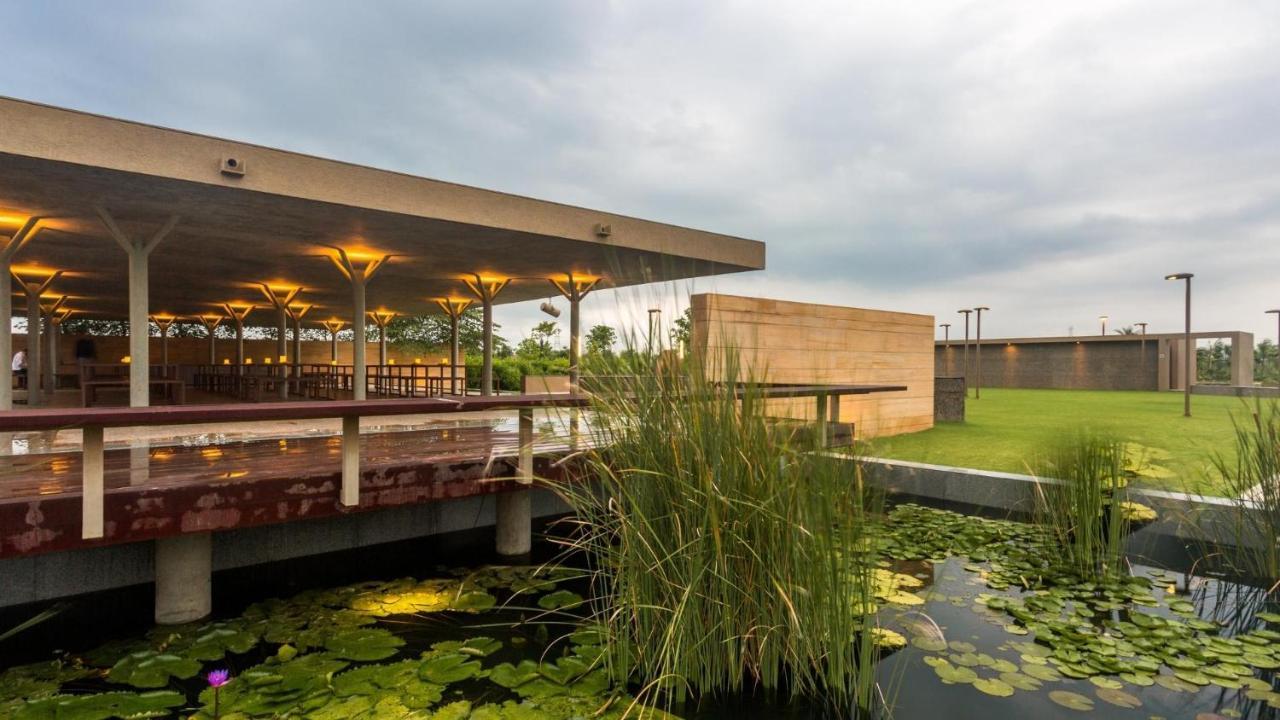 Life At Repose- Lake Villas Resort & Club Chor Warodra 외부 사진