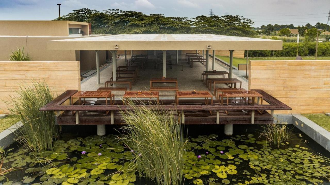 Life At Repose- Lake Villas Resort & Club Chor Warodra 외부 사진