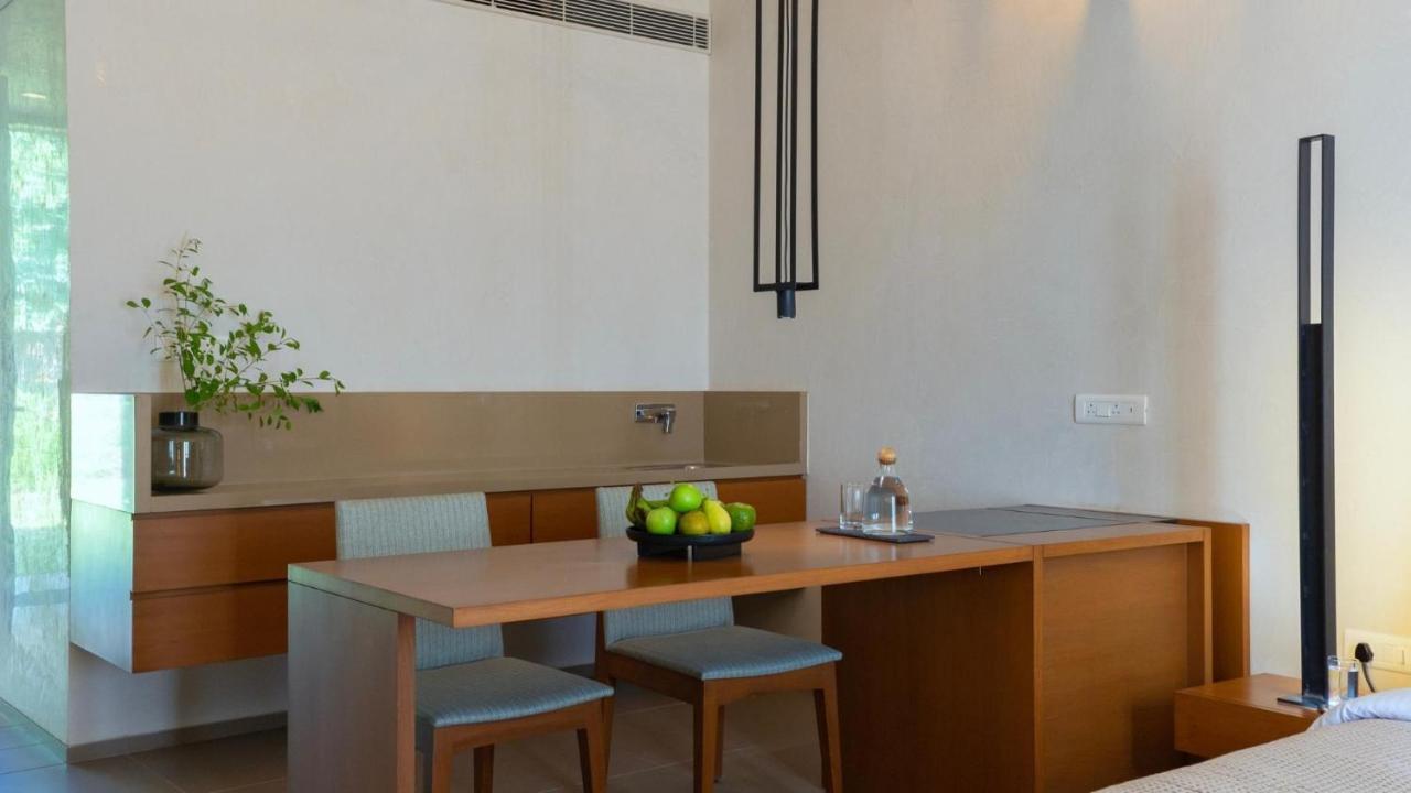 Life At Repose- Lake Villas Resort & Club Chor Warodra 외부 사진
